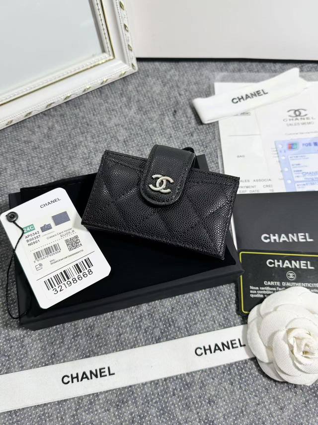Loss-making price 200, Chanel accordion card holder. This card holder is differe