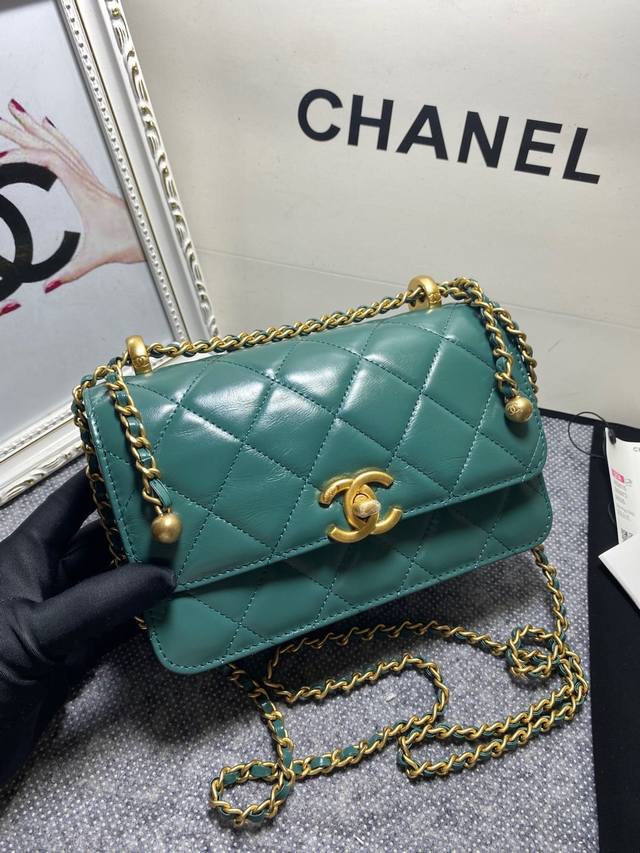 Loss-making price, only 1 available, Chanel new model: As2615. This is a high-en