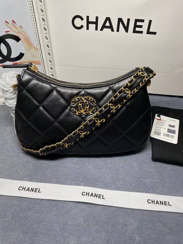 Only 5 available at a loss! The 23Khobo underarm bag is so cool! The classic As4