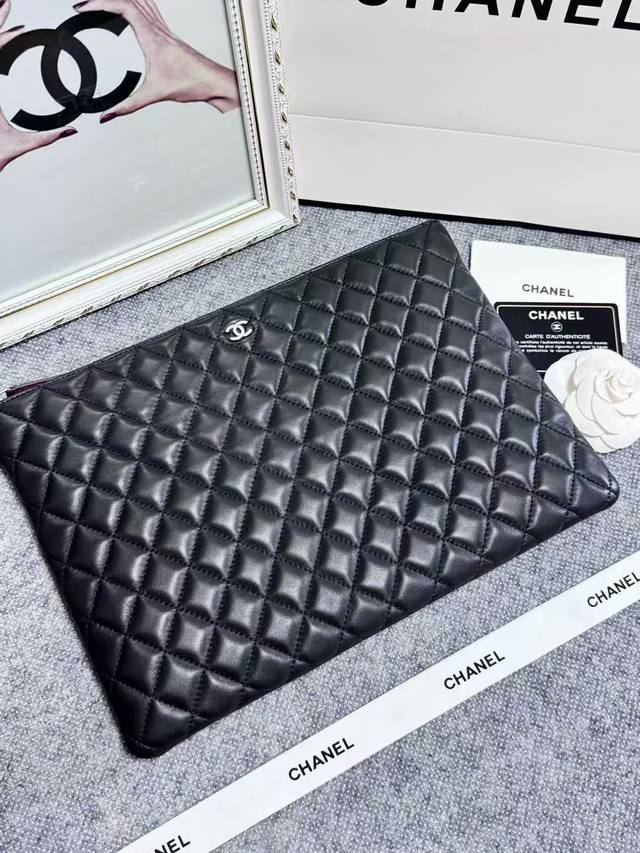Loss-leader price! Chanel's popular iPad clutch bag is made of French imported o