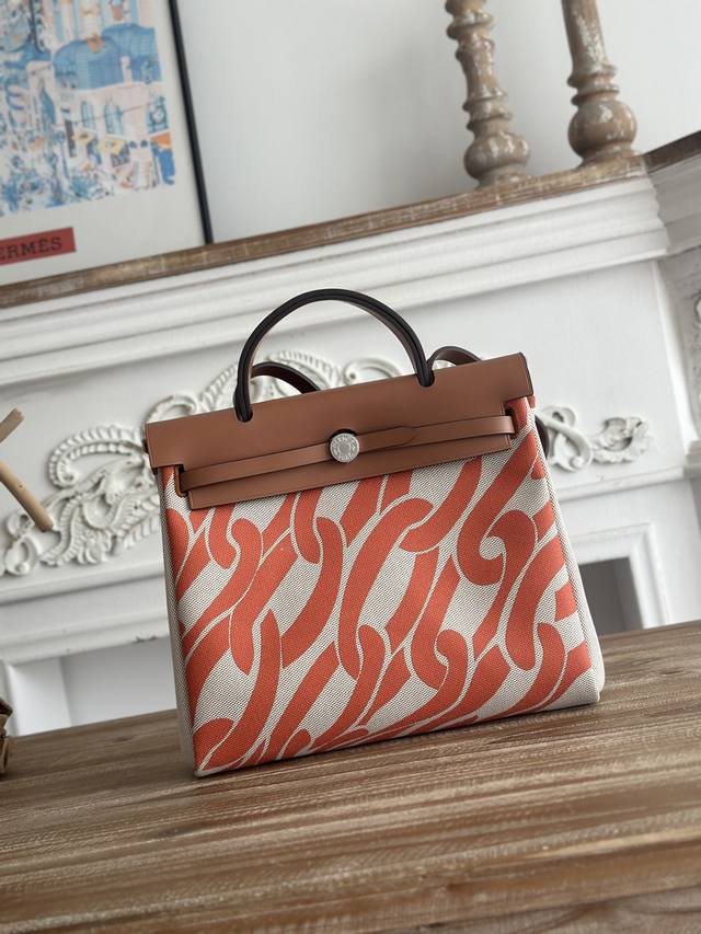 Hermers' popular Herbag 31cm is inspired by saddlebags. The bag body is made of