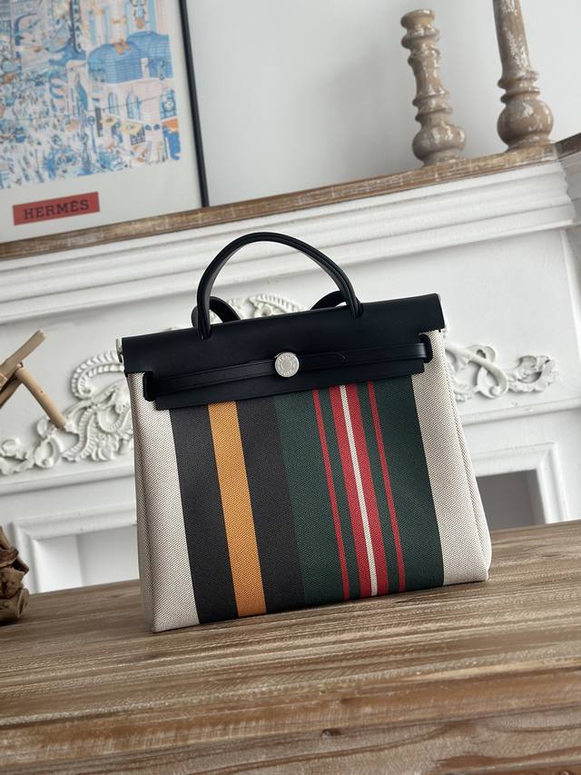 Hermers' popular Herbag 31cm is inspired by saddlebags. The bag body is made of