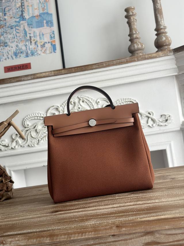 Hermers' popular Herbag 31cm is inspired by saddlebags. The bag body is made of