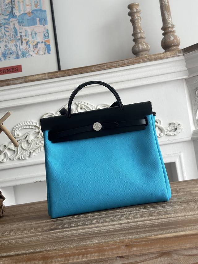 Hermers' popular Herbag 31cm is inspired by saddlebags. The bag body is made of