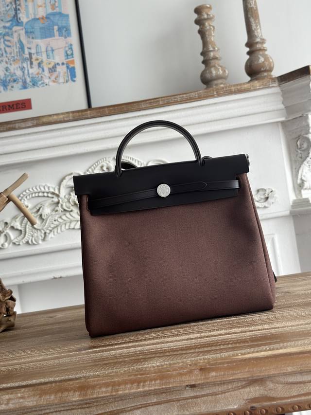 Hermers' popular Herbag 31cm is inspired by saddlebags. The bag body is made of