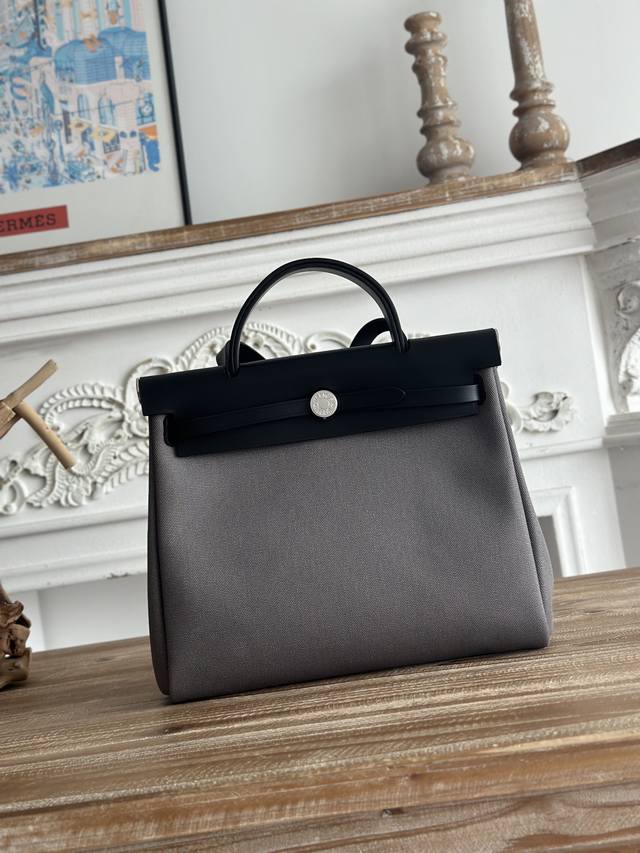 Hermers' popular Herbag 31cm is inspired by saddlebags. The bag body is made of