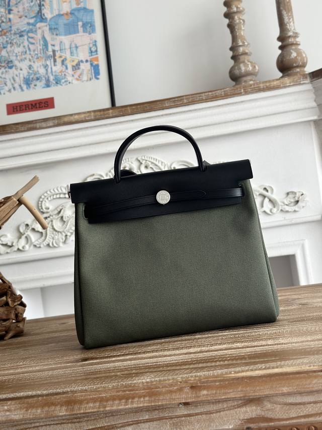 Hermers' popular Herbag 31cm is inspired by saddlebags. The bag body is made of