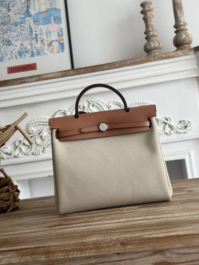 Hermers' popular Herbag 31cm is inspired by saddlebags. The bag body is made of