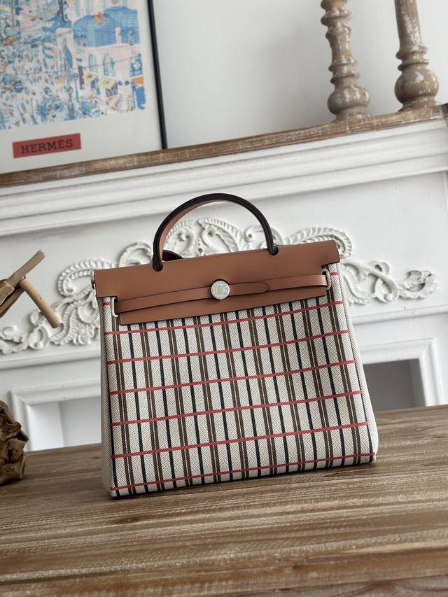 Hermers' popular Herbag 31cm is inspired by saddlebags. The bag body is made of