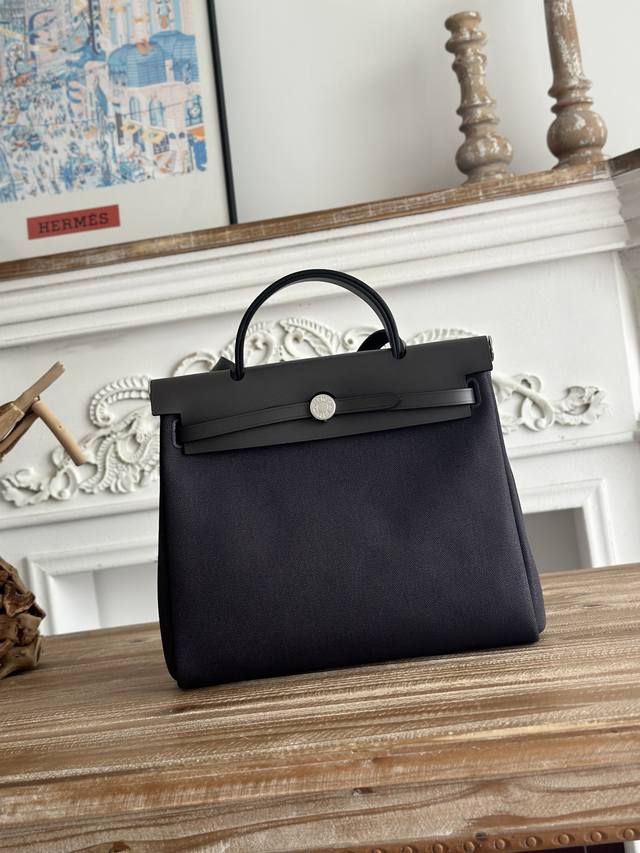 Hermers' popular Herbag 31cm is inspired by saddlebags. The bag body is made of