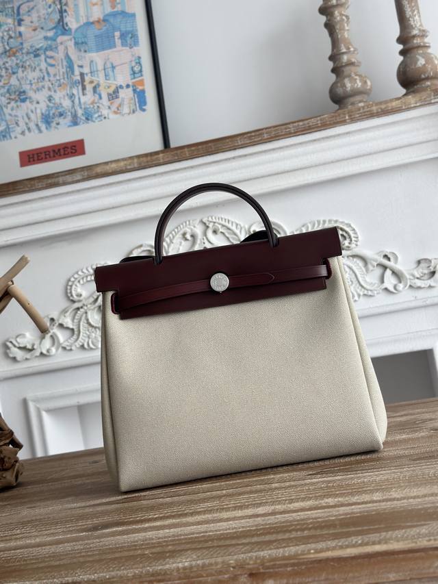 Hermers' popular Herbag 31cm is inspired by saddlebags. The bag body is made of