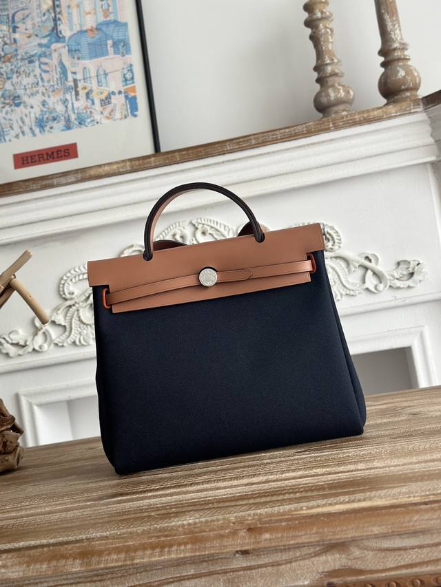 Hermers' popular Herbag 31cm is inspired by saddlebags. The bag body is made of