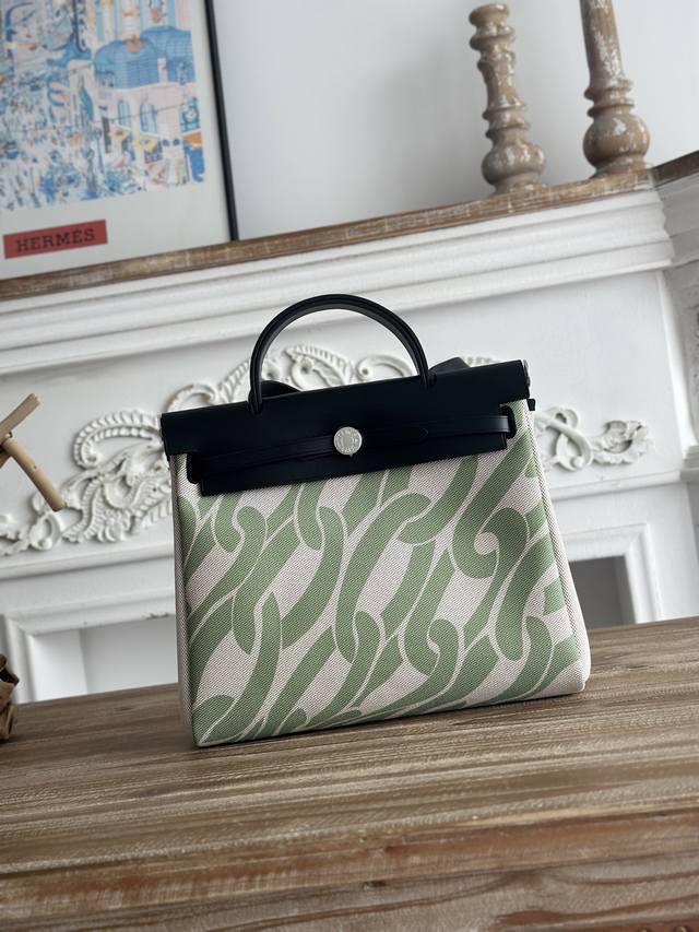 Hermers' popular Herbag 31cm is inspired by saddlebags. The bag body is made of