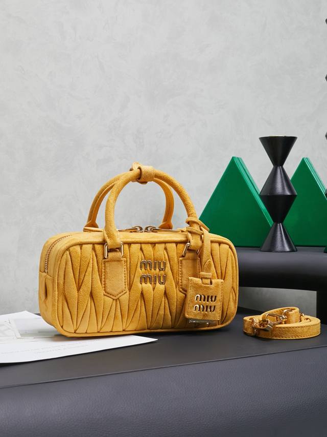 New Version: 5Bb142, Miu Miu's new bowling bag, a top recommendation on the offi