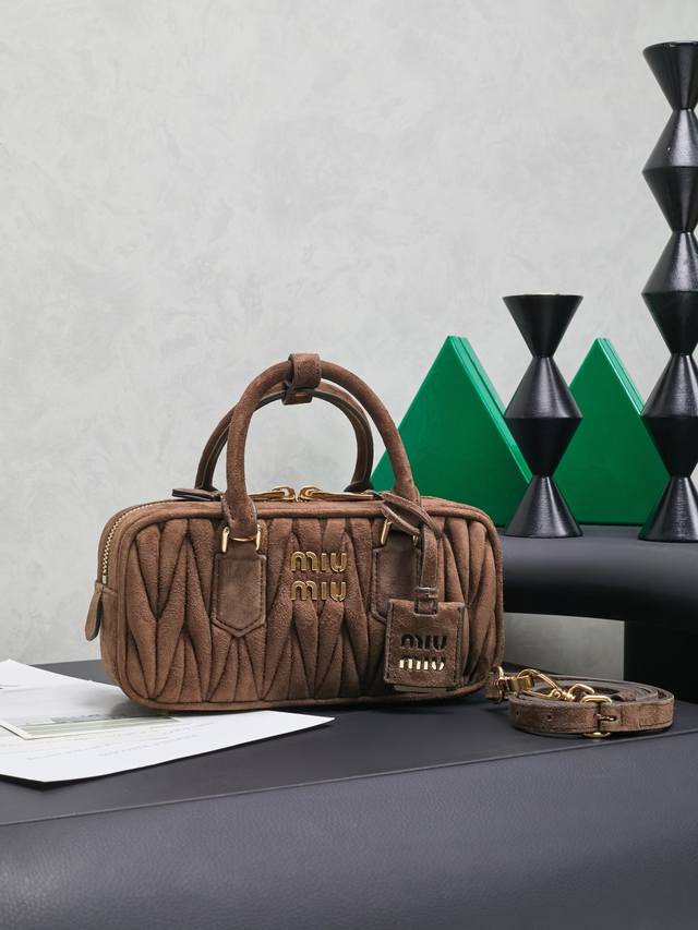 New Version: 5Bb142, Miu Miu's new bowling bag, a top pick on the official websi