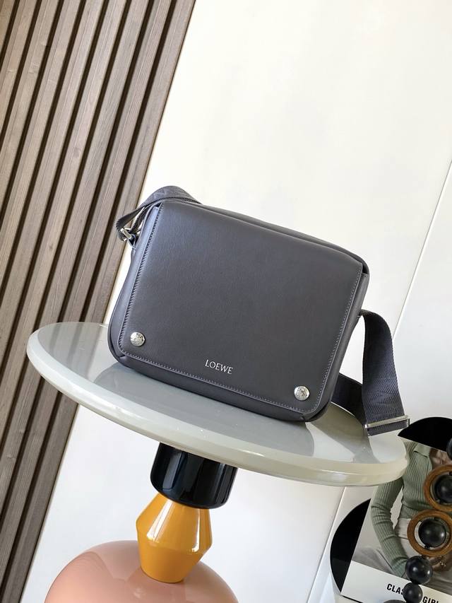 New Small Plain Grain Calfskin Pebble Messenger Bag. The Pebble messenger bag fe