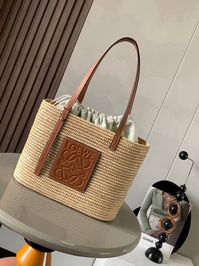 Popular Small Raffia Fiber Wagyu Leather Square Basket Handbag. This compact squ
