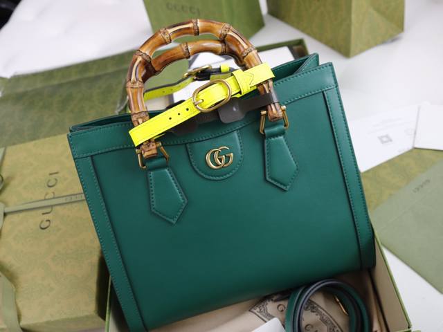 (Large Quantity Price) Description: This small tote bag combines two recognizab