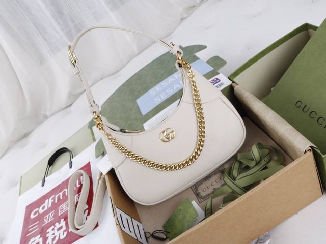 Imported Leather Introduction: This new crescent-shaped small shoulder bag from