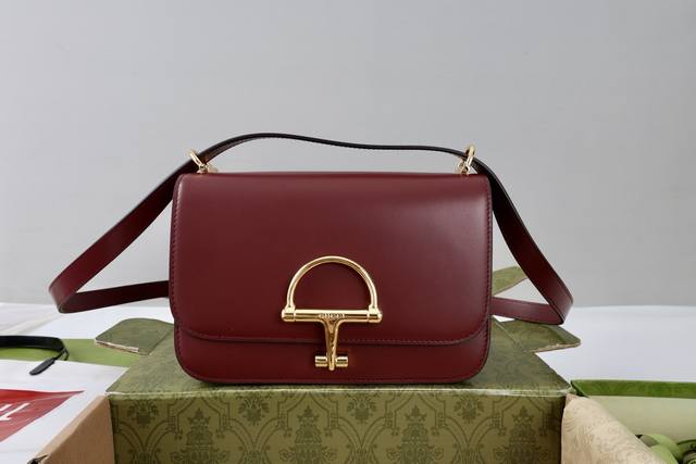 High-volume selling price (Ddd) Description: From the 2025 Fall/Winter collectio