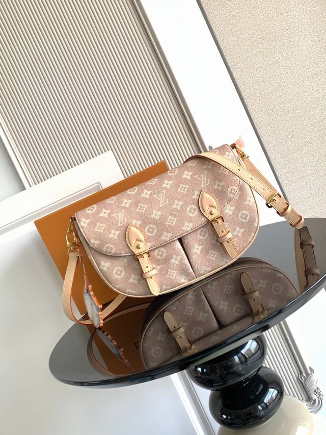 The premium dynamic chip handbag makes its debut in this collection, featuring a