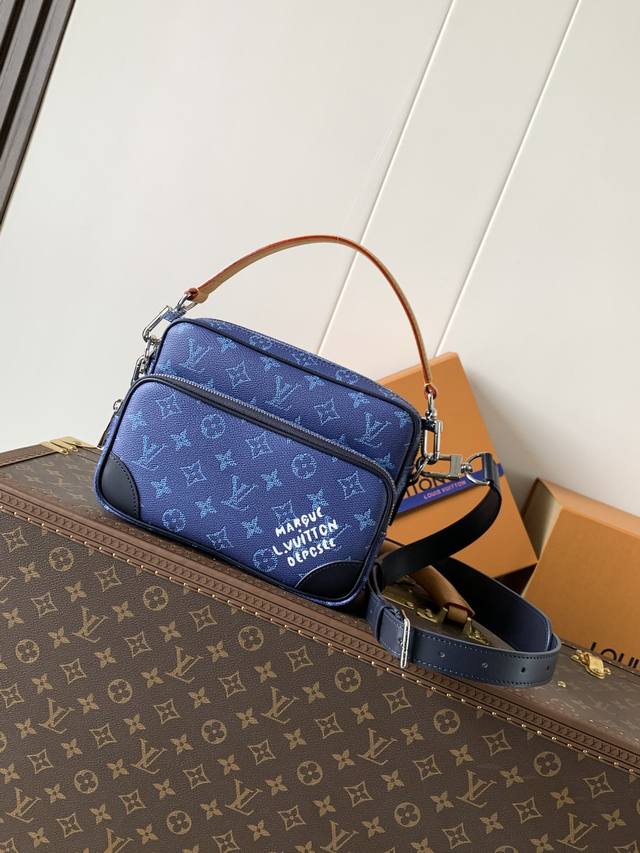 M26823 Blue Top-Tier Original Single-Catalog Chip 163C This Nil messenger bag is