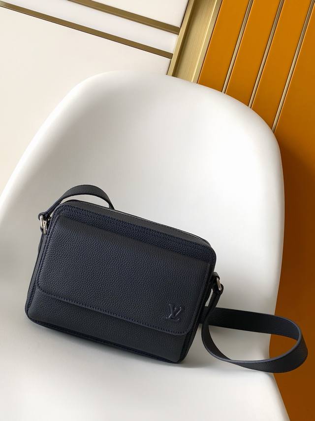 163C01 Chip Top Grain Cowhide M15260 Dark Blue M15265 Black Boarding Messenger B