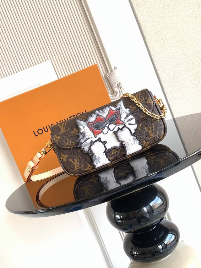 The series, featuring premium dynamic chip technology, introduces this handbag.