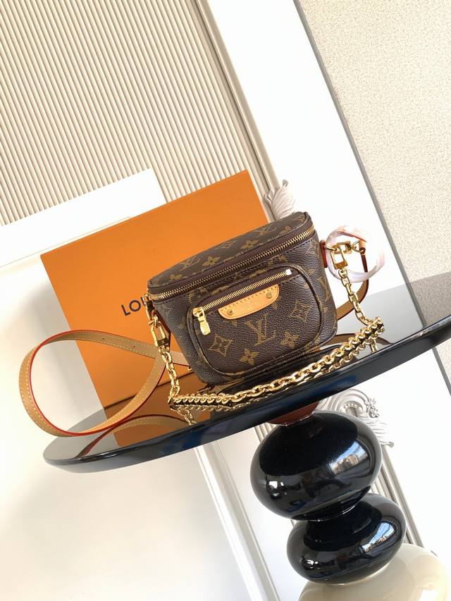 Premium Dynamic Chip This handbag is crafted from canvas, showcasing Louis Vuitt