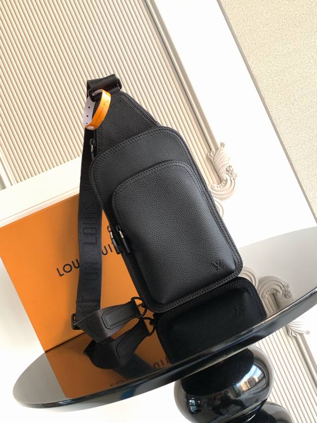 Premium Dynamic Chip Model: M15255 Leather: Spanish grade leather Hardware: Impo