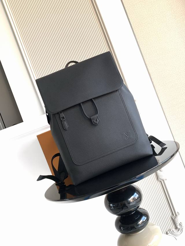 Premium Dynamic Chip Backpack is crafted from soft and durable waxed cowhide lea