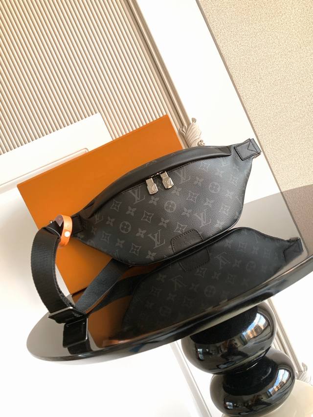 Premium Dynamic Chip This waist bag is made of canvas, combining a casual and fa