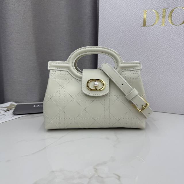 This top-quality replica Dior Jolie Top Handle mini chain handbag is a new addit