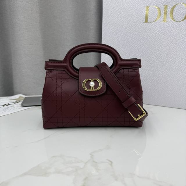 Top-quality replica of the Dior Jolie Top Handle mini chain handbag, a new piece