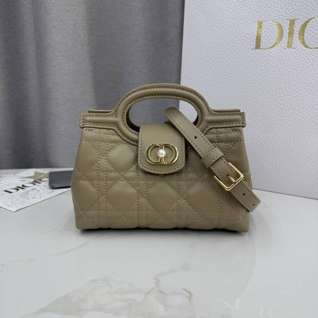 This top-quality replica Dior Jolie Top Handle mini chain handbag is a new addit