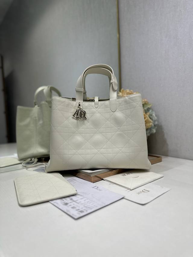 Top-quality replica Dior Toujours handbag (large white goat's-grain). This Dior