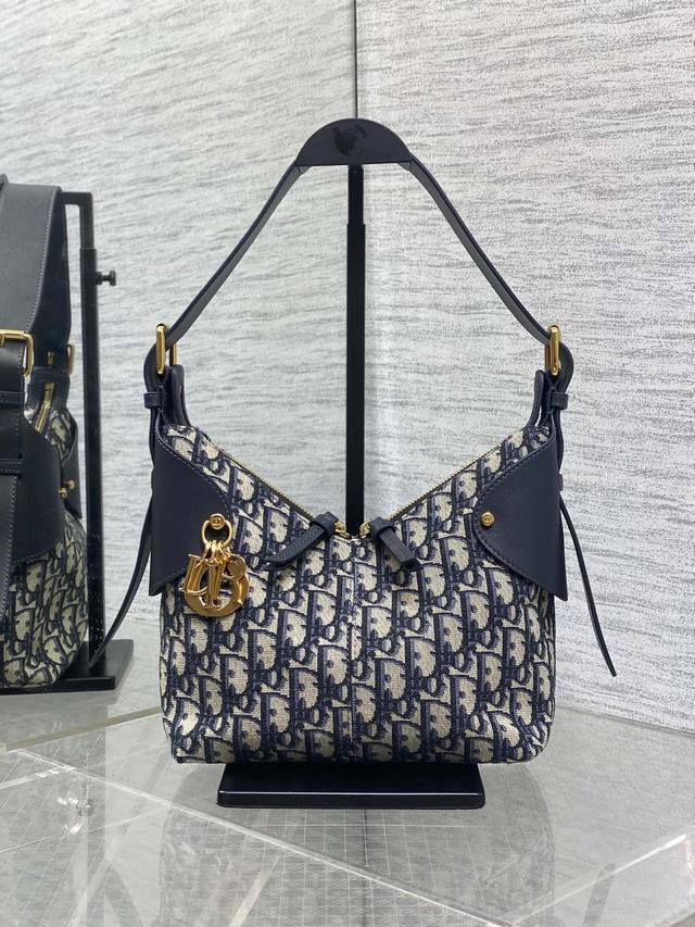 Top-quality original single-piece Dior Voyage monogram blue bag, in stock. The n