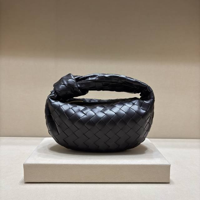 Authentic Model 80 New Woven Knot Hobo Bag. Made of original lambskin, the leath