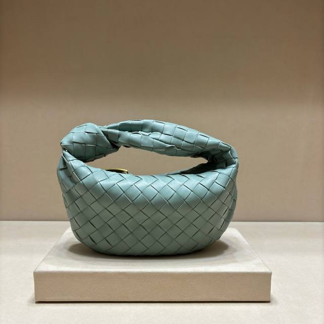 Authentic Model 80 New Woven Knot Hobo Bag. Made of original lambskin, the leath