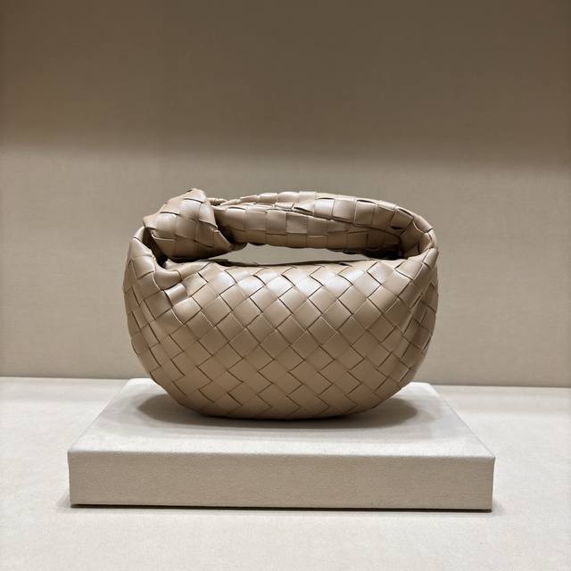 Authentic Model 80 New Woven Knot Hobo Bag. Made of original lambskin, the leath