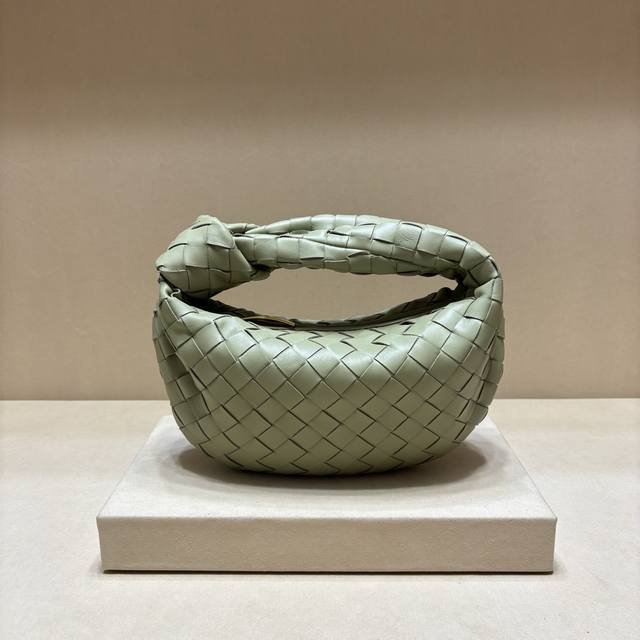 Authentic Model 80 New Woven Knot Hobo Bag. Made of original lambskin, the leath