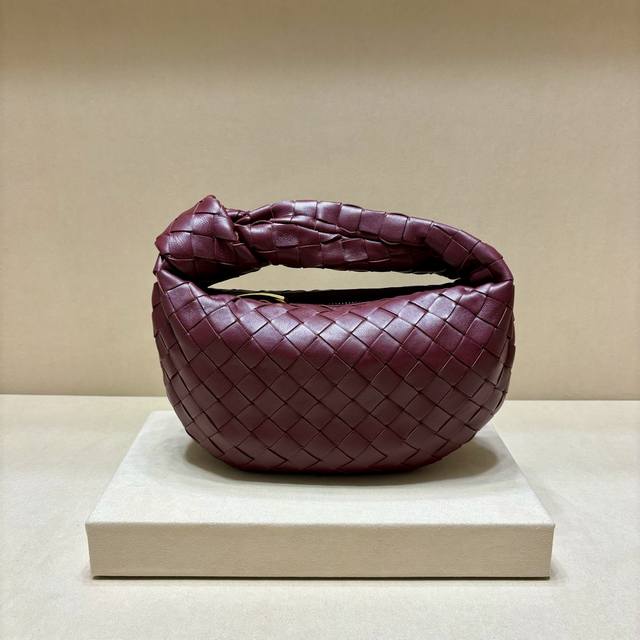 Authentic Model 80 New Woven Knot Hobo Bag. Made of original lambskin, the leath