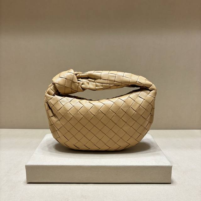 Authentic Model 80 New Woven Knot Hobo Bag. Made of original lambskin, the leath