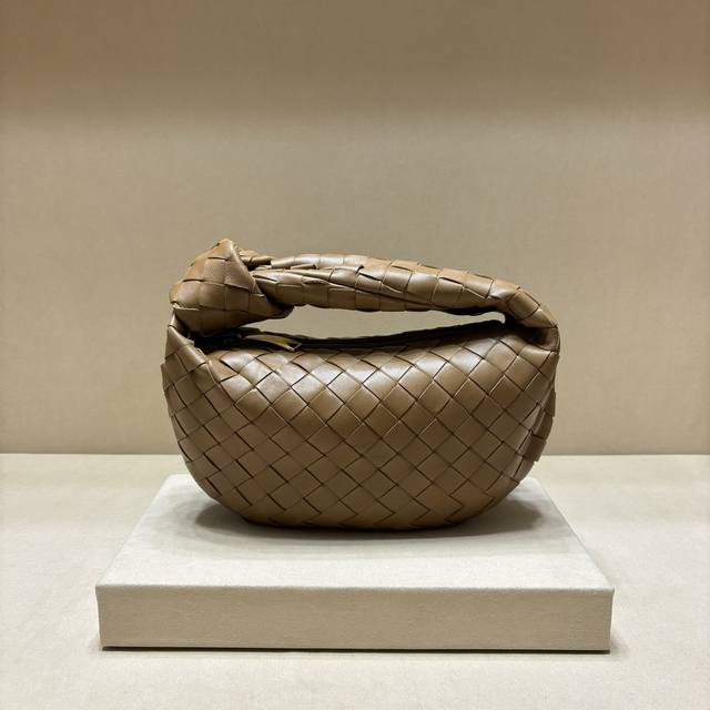 Authentic Model 80 New Woven Knot Hobo Bag. Made of original lambskin, the leath