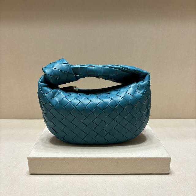 Authentic Model 80 New Woven Knot Hobo Bag. Made of original lambskin, the leath