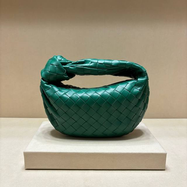 Authentic Model 80 New Woven Knot Hobo Bag. Made of original lambskin, the leath