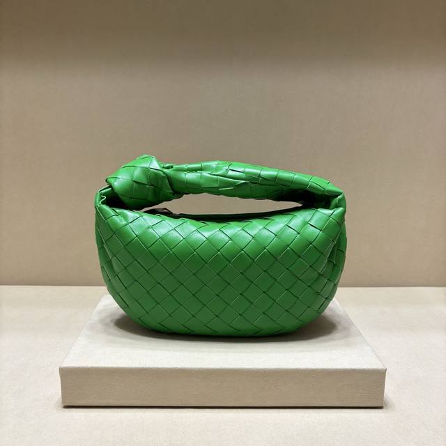 Authentic Model 80 New Woven Knot Hobo Bag. Made of original lambskin, the leath