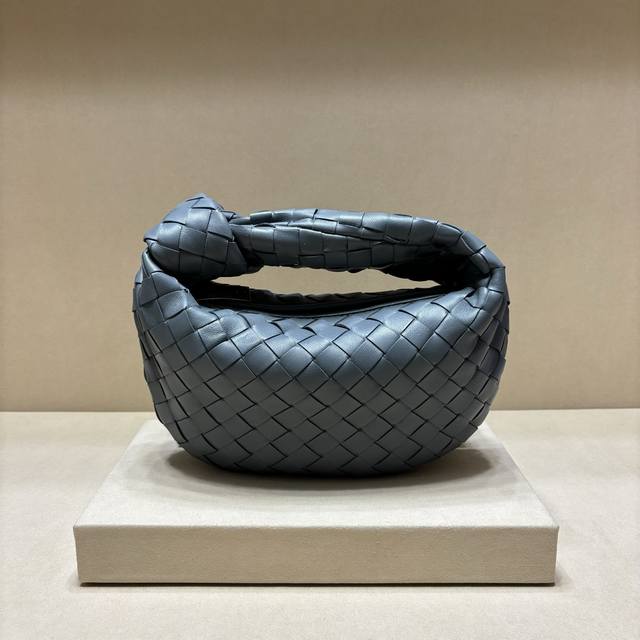 Authentic Model 80 New Woven Knot Hobo Bag. Made of original lambskin, the leath