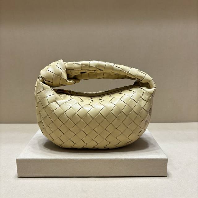 Authentic Model 80 New Woven Knot Hobo Bag. Made of original lambskin, the leath