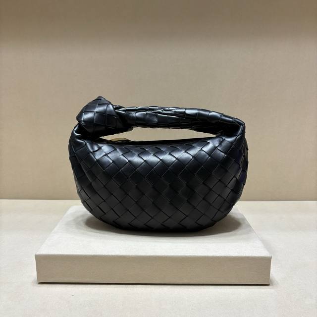 Authentic Model 80 New Woven Knot Hobo Bag. Made of original lambskin, the leath